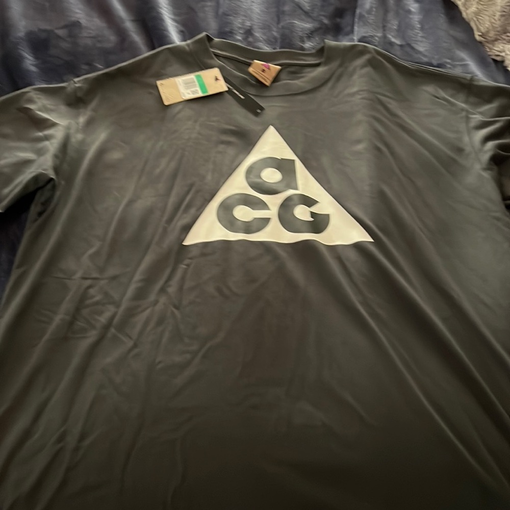 ACG NIKE SHORT SLEVE SHIRT.